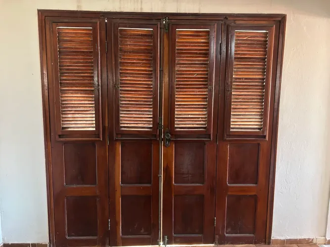 Porta 4 folhas madeira maciça. 2x10 de altura e 2,0M largura.
