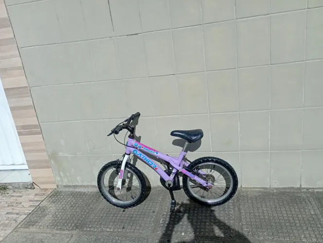 Vende-se uma excelente bicicleta para criança.