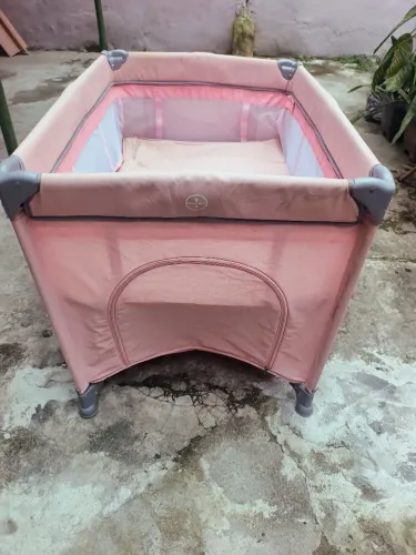 Vende se um chiqueirinho de bebê e um bebê conforto 