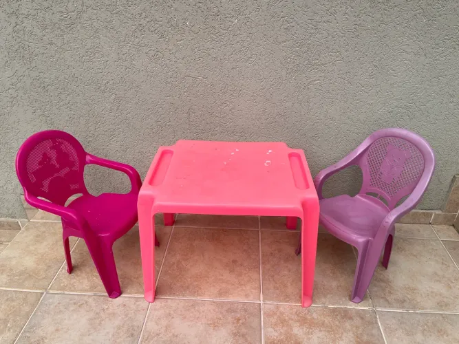 Mesa infantil + duas cadeiras