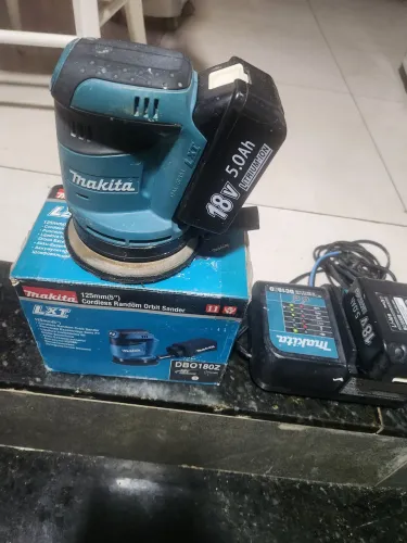 Lixadeira maquita 18 v com 2 baterias + carregador