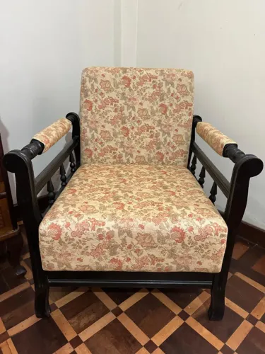 Poltrona vintage. Pag. á vista. Não entregamos.