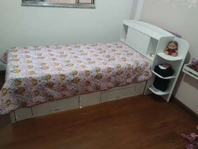 Cama solteiro com cama 1 auxiliar, 2 gavetas e 1 baú em perfeito estado 
