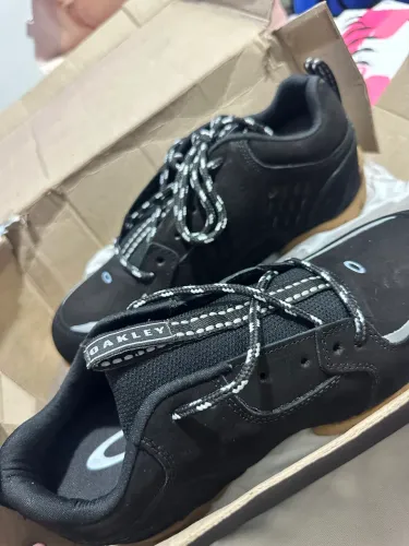 Bota Oakley