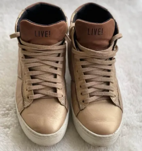 Lindo tênis LIVE DOURADO