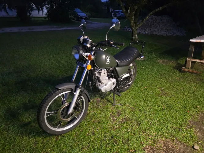 Intruder 125 customizada militar