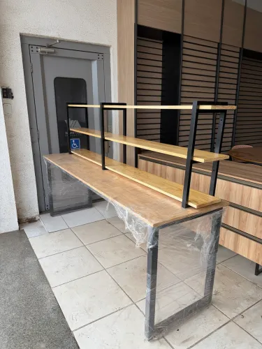 Mesa com prateleiras suspensa