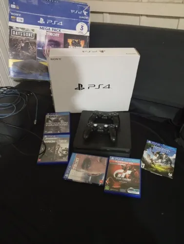 Ps4slim1tb 2 controles (1 está com defeito de só carregar), cabo HDMI, internet e q liga 