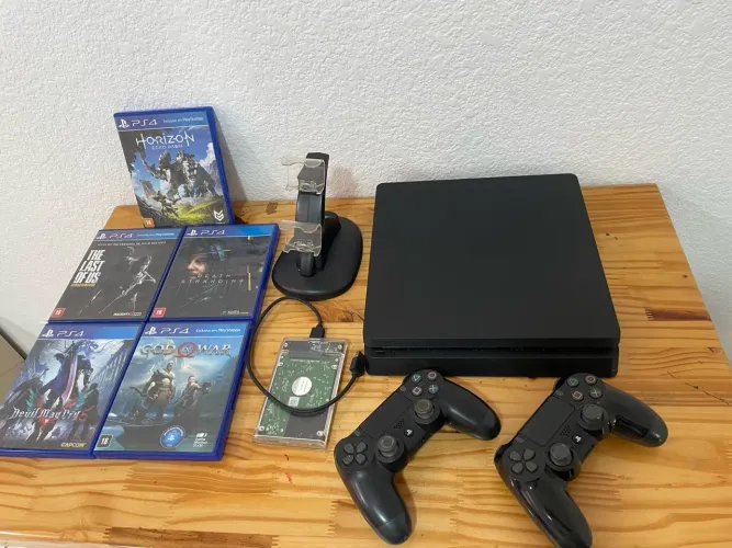 PlayStation 4 + 2 controles + 5 jogos + HD