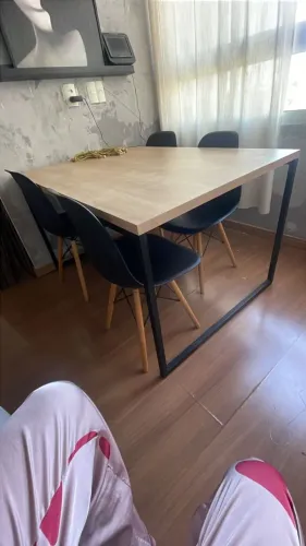 Mesa de jantar Rivera Industrial Nature + 4 cadeiras Eiffel..
