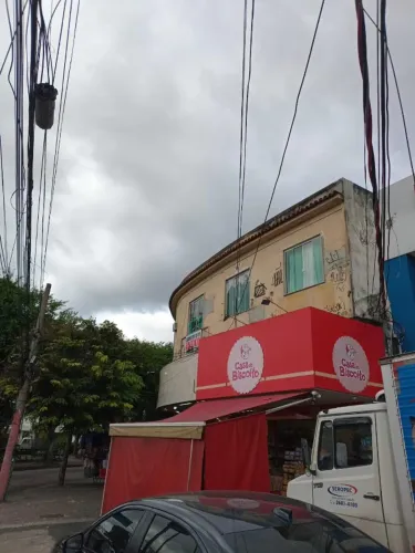 EXCELENTE SALA COMERCIAL NA PRAÇA DO VALQUEIRE.
