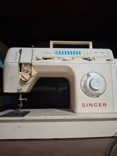 Máquina de costura Singer Facilita Plus usada