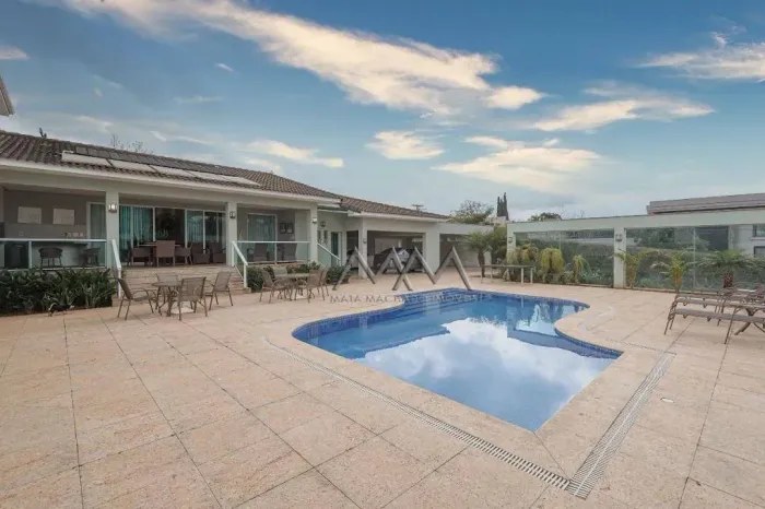 Casa à Venda no Condomínio Serra dos Manacás | 5 Suítes - 447 m²