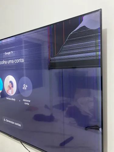 TV TCL 65? funcionando, painel danificado no canto, sem controle