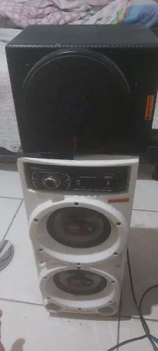Torre de som branca com 2 bocas de 6 mais 2 bocas de 6 adicionais