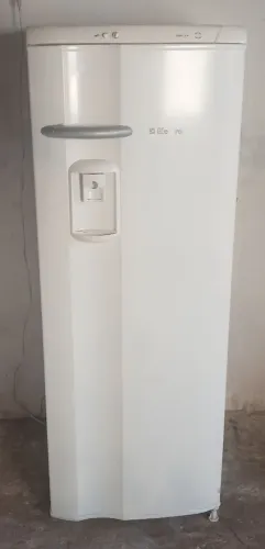 Vendo geladeira Electrolux 300 litros
