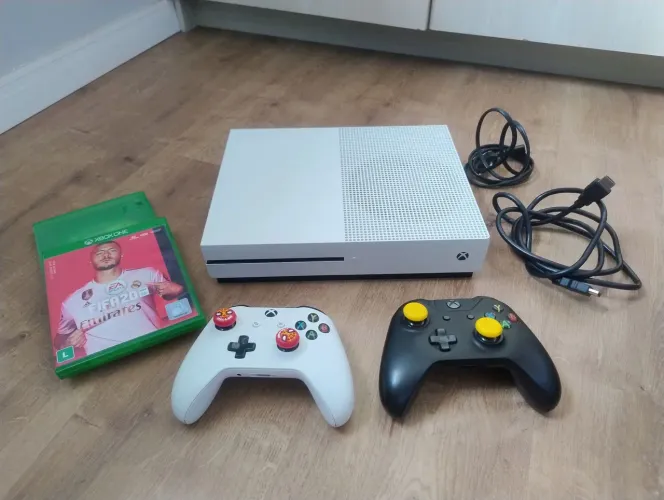 XBOX ONE S 1TB + 2 CONTROLES ORIGINAIS