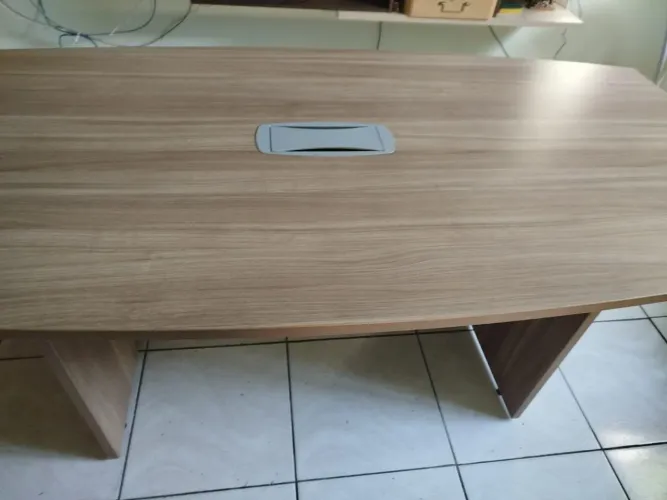 Mesa de escritório 2x1m com 2 polegadas de espessura e tomada para diversos equipamentos n