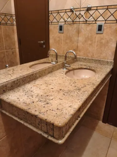 Vasos e pia de banheiro 