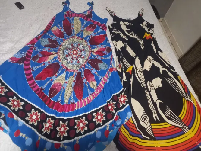 Vendo dois vestidos usado uma vez