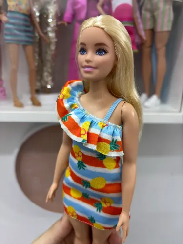 Barbie fashionista curve loira 