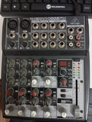 Mesa de Som Behringer 1002FX