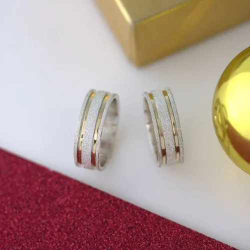 Par de alianças 7mm, diamantada com 2 friso em ouro - Prata 750 (Não é moeda antiga)