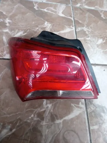 Lanterna traseira esquerda Chevrolet Onix (detalhe lente)