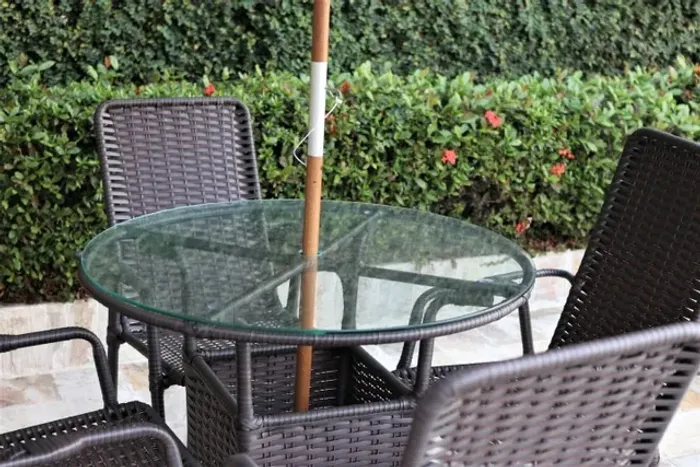 Reforma Exclusiva: Mesa em Fibra Sintética para Ambientes Externos