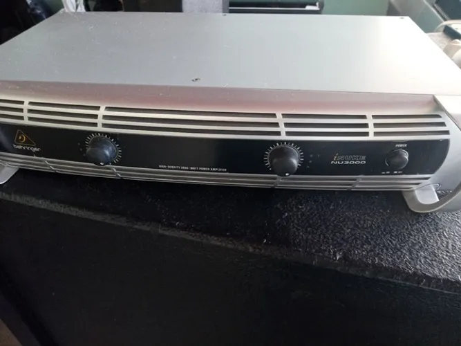 Amplificador Behringer NU3000