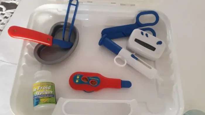 Kit Maleta Médica Infantil com 11 itens sendo 2 com sons - semi nova