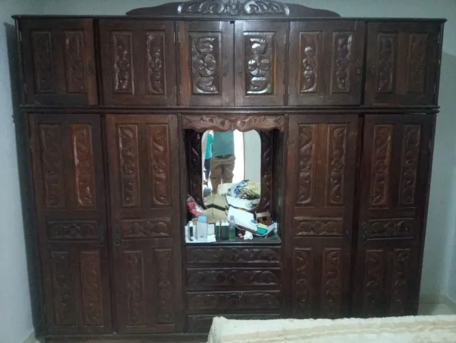 Guarda-Roupas de SUCUPIRA com Entalhes