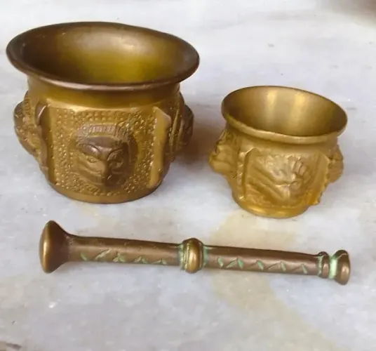  Par raros Almofariz em Bronze maciço ricamente decorado com cabeças macaco leão em relevo