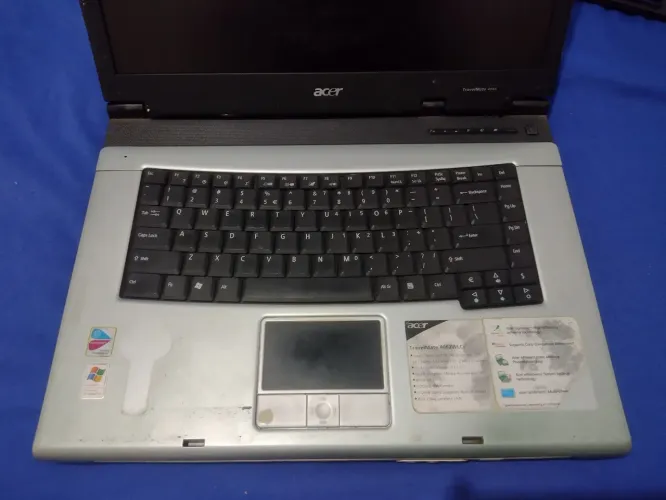 Notebook sem uso, para retirada de peças