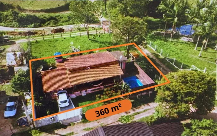 Casa com piscina em bairro tranquilo de Garopaba