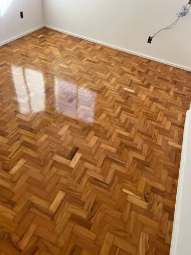 Restauramos seu piso com matérias de alta qualidade .