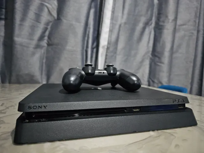 Playstation 4 Slim - PS4/Play 4 + Jogo de brinde