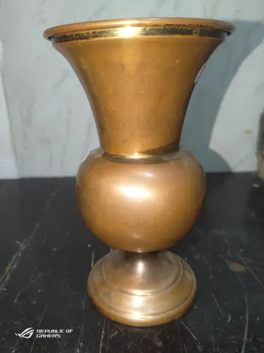 Lindo vaso em latão para colocar Rosa flores fiquem de decoração