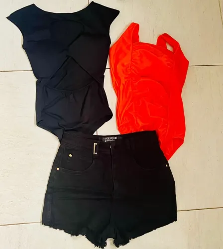 Kit de Roupas Femininas - Body Preto, Body laranja e Shorts Jeans