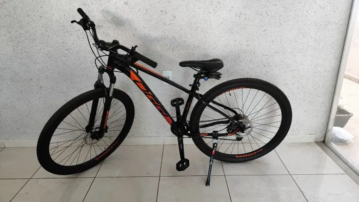 Bicicleta Oggi 29 IMPECÁVEL com capacete de ciclismo e luzes