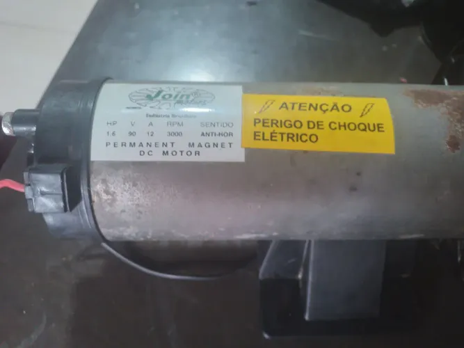 Valor 100 reais pra hoje !!Motor dc de esteira pra projeto de gerador de energia elétrica 