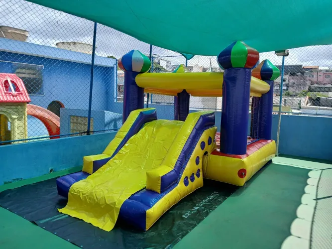 Sua Festa Incrível: Brinquedos, mesas e cadeiras e carrinho de algodão doce