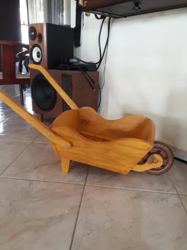 Carrinho jardineira de madeira para decoração de jardins e outros