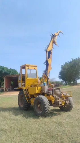 Vendo Carregadeira de cana MF 290 trator ano 1993