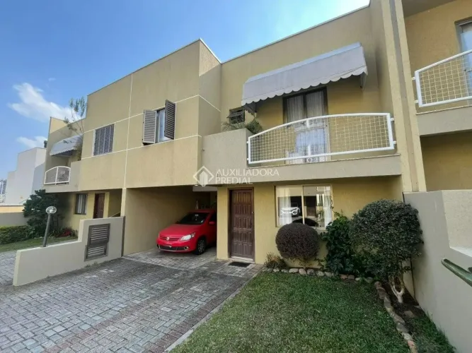 Sobrado em condomínio fechado com 3 suítes no bairro Água Verde em Curitiba/PR.