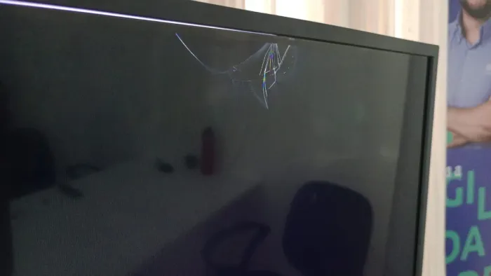 Smart TV 43" LG com compatibilidade IA (tela com pequena avaria) 