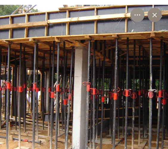 Pra sair rápido escoras e sapatas para andaimes .