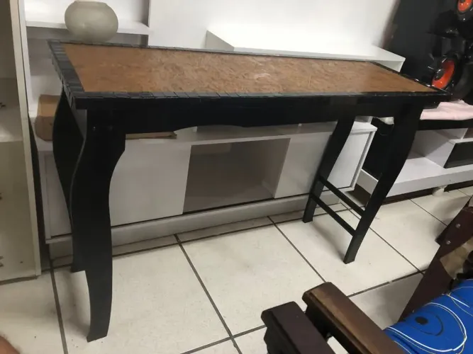 VENDO APARADOR DE MADEIRA COM DETALHES EM PASTILHA DE VIDRO EM EXCELENTE ESTADO