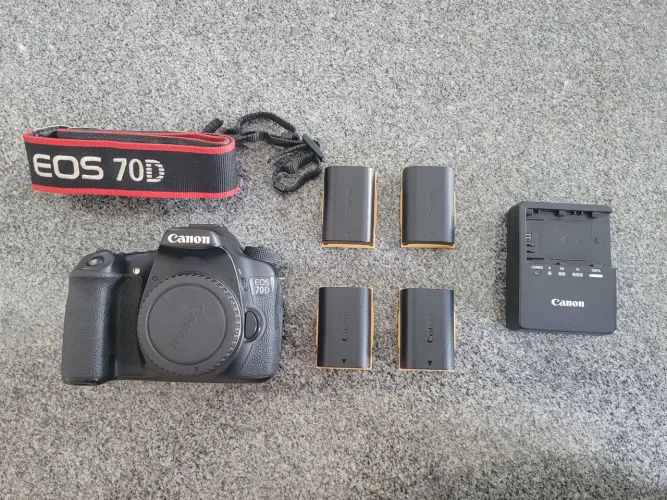 Câmera DSLR EOS Canon 70D (corpo) com 4 baterias e carregador 