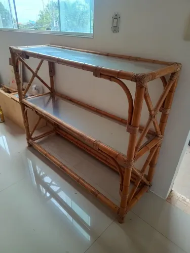 Estante de vidro e bambu